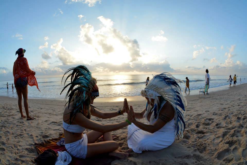 Colletivo Criativo (12) 2015 Universo Paralello girls on the beach