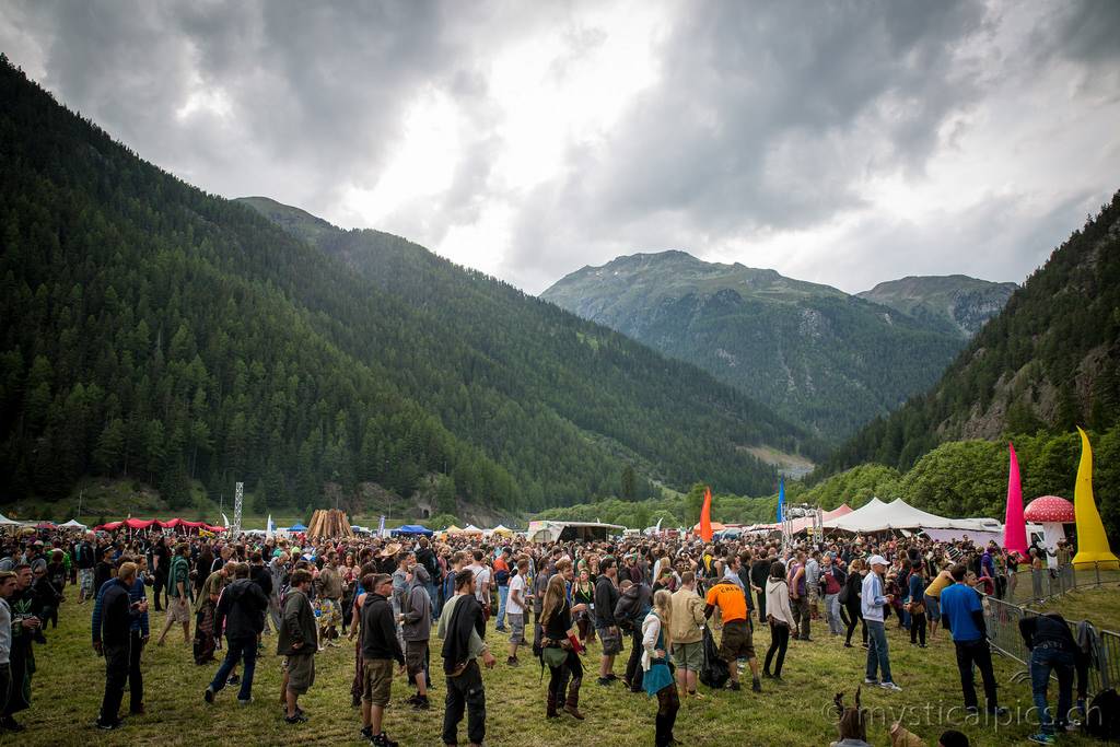 Ph: Mysticalpics, dancefloor in nature Burning Mountain