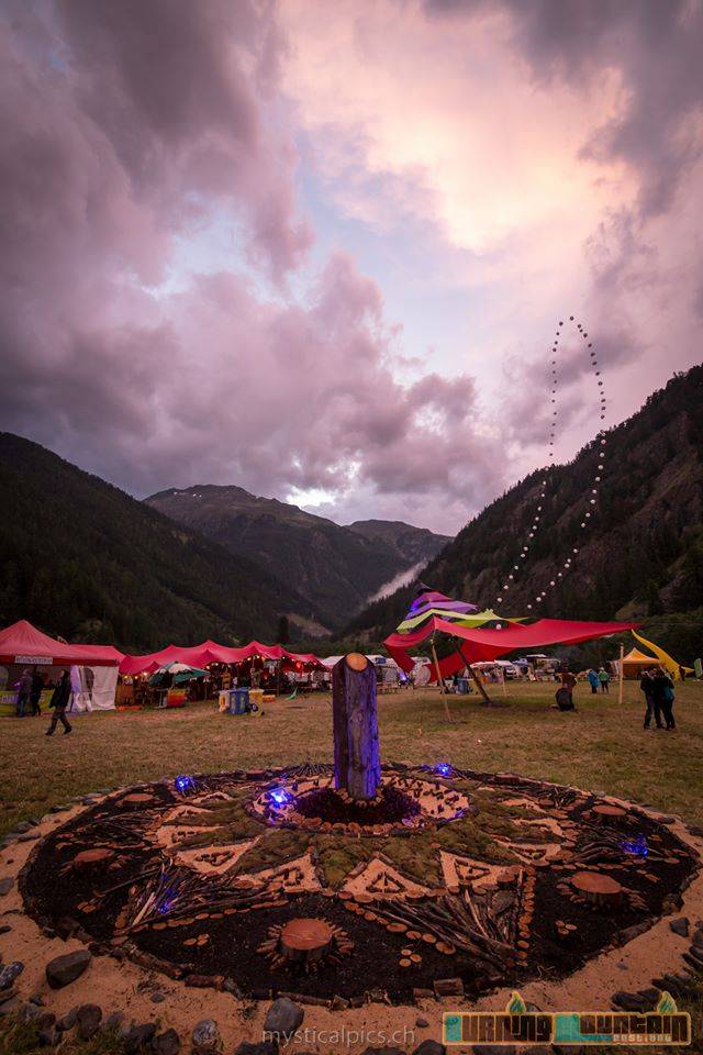 Ph: Mysticalpics, decoration burning mountain