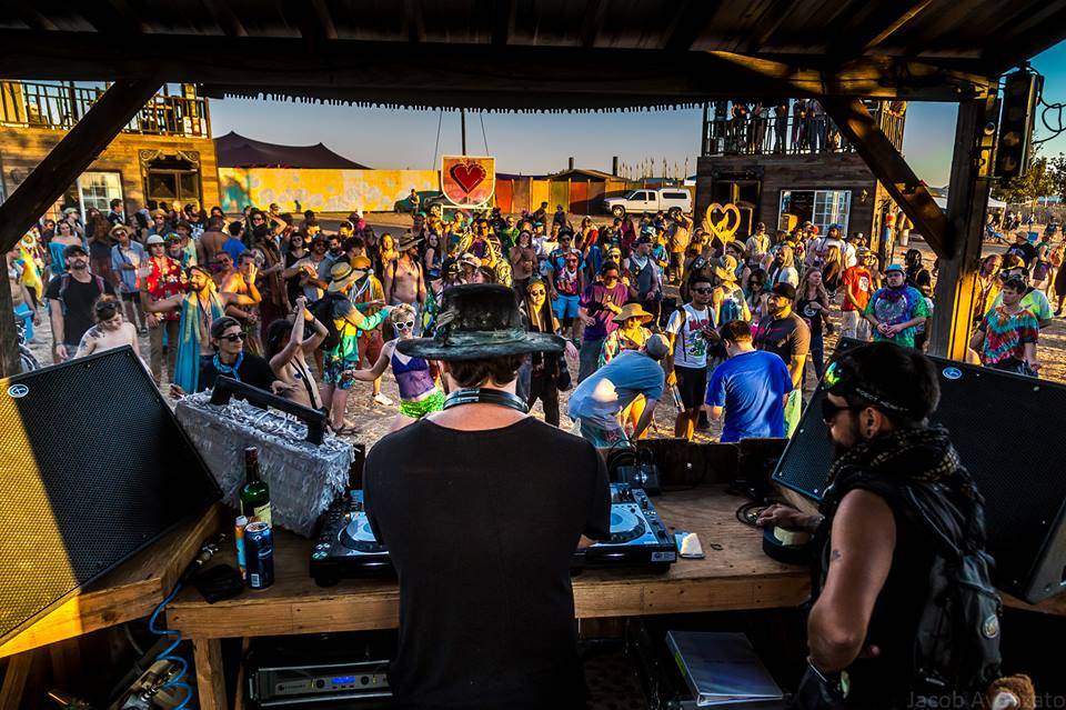 photo-by-jacob-avanzato-symbiosis-gathering-2015-11 dj playing