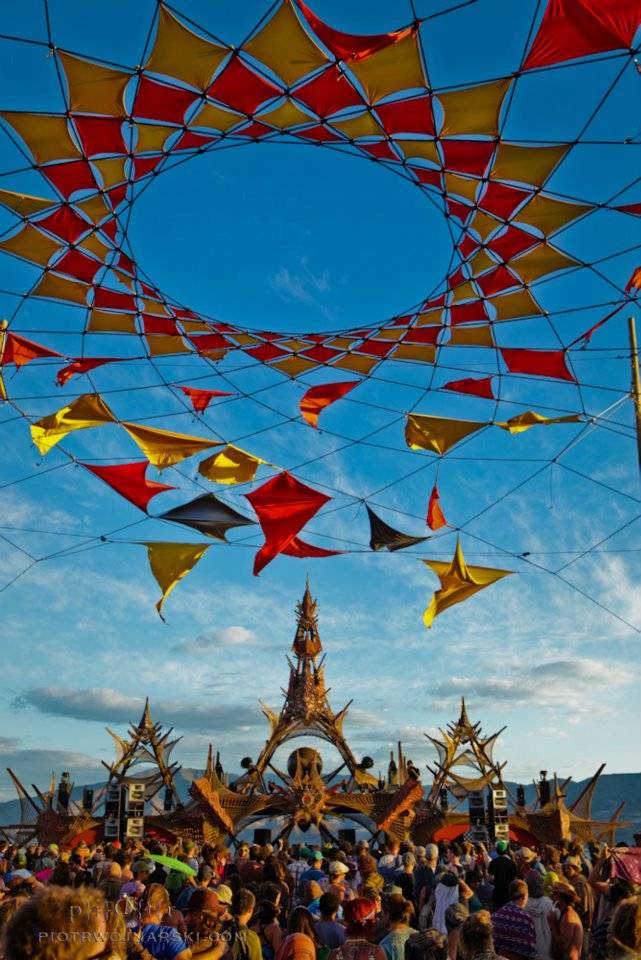 symbiosis-pyramid-eclipse-2012-photographs-by-piotr-wojnarski-3 dancefloor